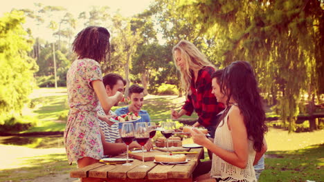 Happy-friends-in-the-park-having-lunch