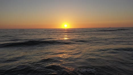 una épica puesta de sol con un dron en ascenso