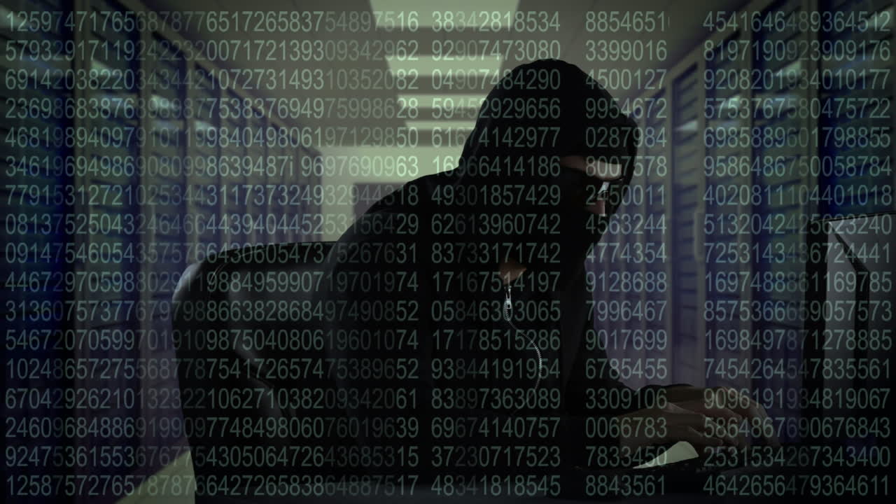 animación del procesamiento de datos sobre un hacker caucásico usando una computadora en la sala de servidores