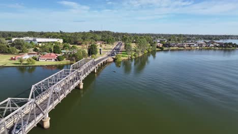 un primer plano aéreo del tráfico que cruza el puente entre yarrawonga y mulwala en australia