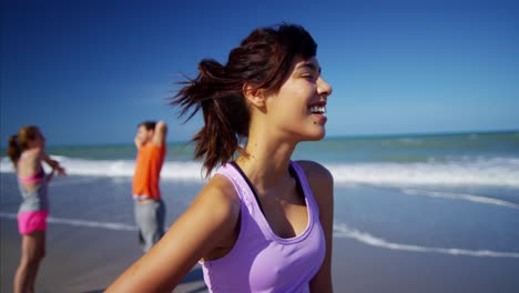 retrato de una mujer latinoamericana con amigos de entrenamiento