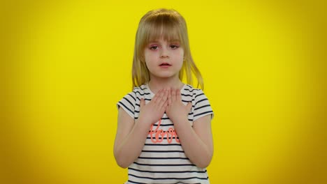 금발 아이의 초상화 아이 손가락을 가리키며 스스로 물어보십시오 누가 나를 말합니까? 감사합니다.