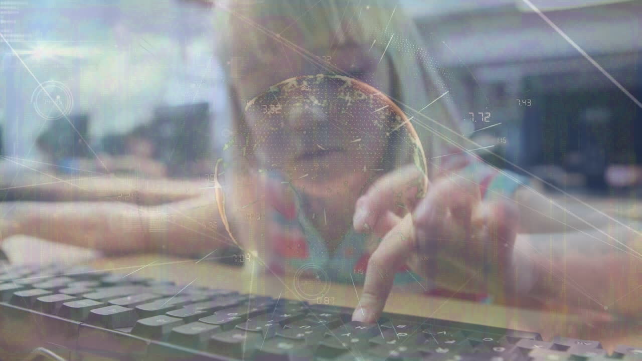 학교에서 컴퓨터를 사용하는 백인 소녀에 대한 세계와 연결망