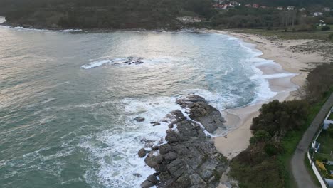 Wunderschöne-Küstenszene-Mit-Einem-Weißen-Sandstrand,-Keine-Menschen-Und-Ruhiges-Wasser,-Galizien,-Spanien