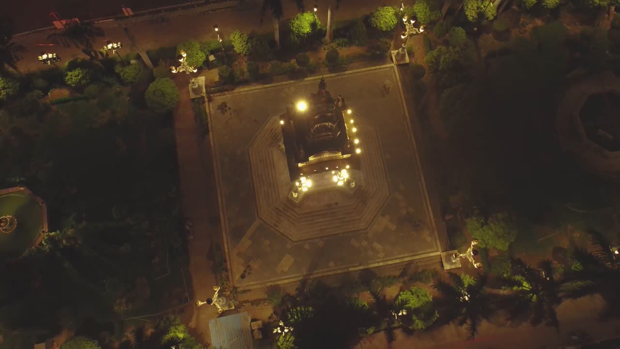 tomada de un dron desde arriba de la histórica plaza de la encrucijada en maharaj bada de gwalior, india