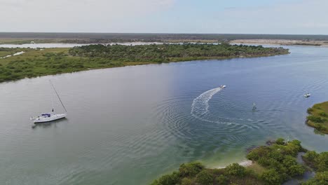 Boot-Dreht-Sich-In-Einem-Fluss,-Wo-Das-Wasser-Seine-Farbe-ändert,-Amerika