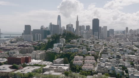 Aerial-zoom-out-and-dolly-to-the-right-of-downtown-San-Francisco,-California