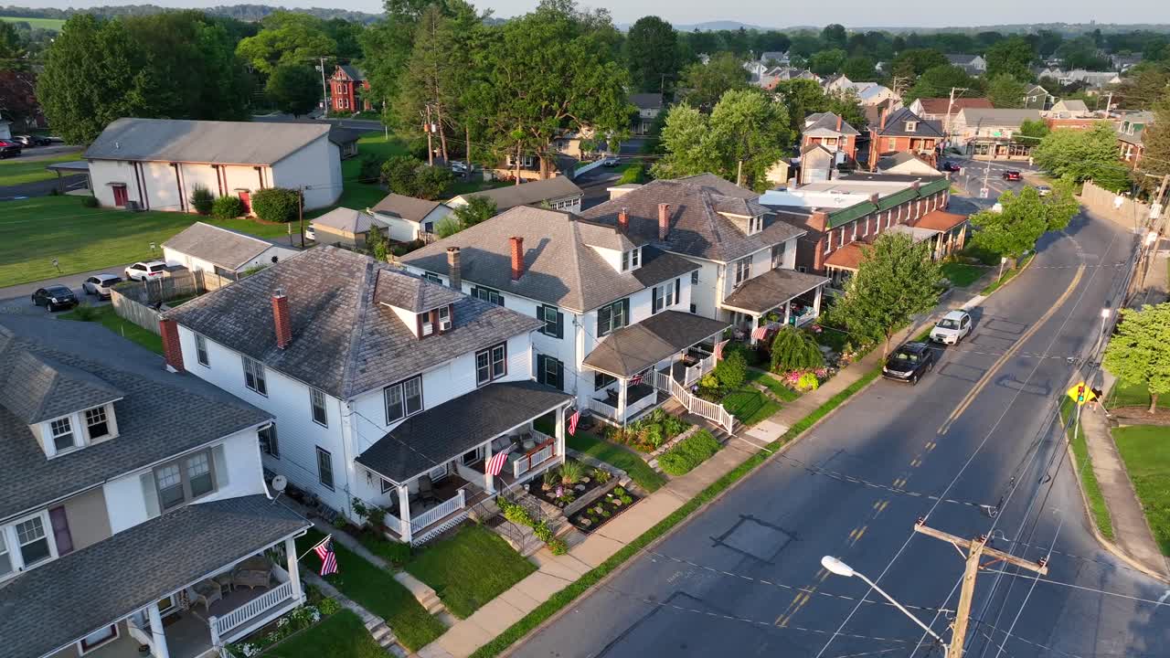 banderas americanas ondeando en los porches de las casas de la ciudad en ee.uu.