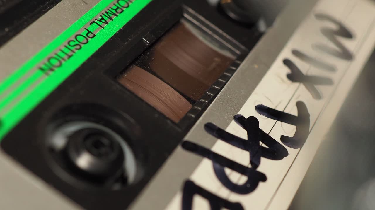 cinta de mezcla de casete de audio que se reproduce en reproductor de casete - grabadora
