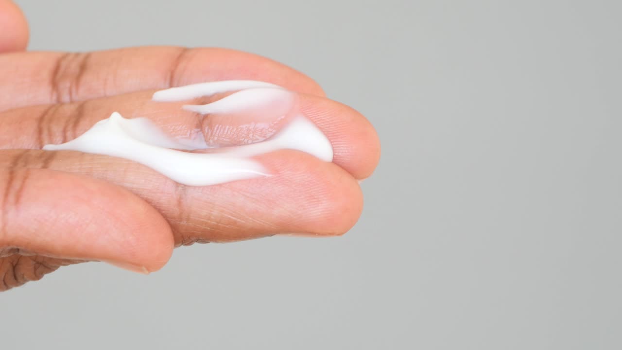 aplicación de crema en las manos