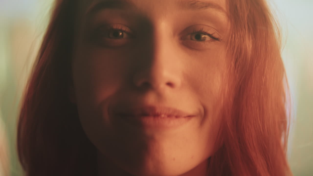 retrato en primer plano de una mujer sonriente con el pelo rojo