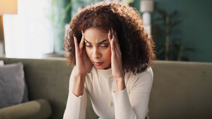 Frau mit Kopfschmerzen oder Stress