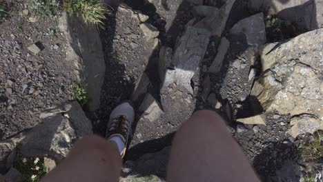 Beine-Und-Füße-Zu-Fuß-Auf-Einem-Pfad-Wandern-Pov-Rockies-Kananaskis-Alberta-Kanada