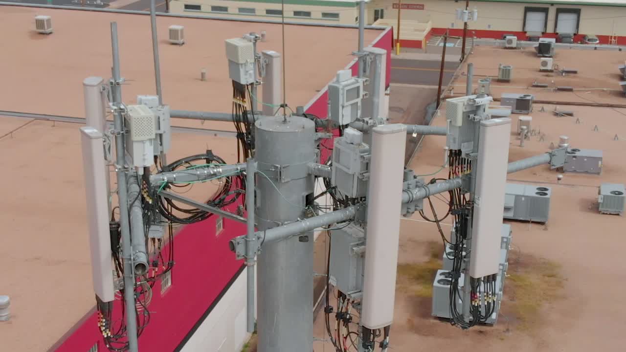 torre celular vista desde la perspectiva de un dron en el centro de denver