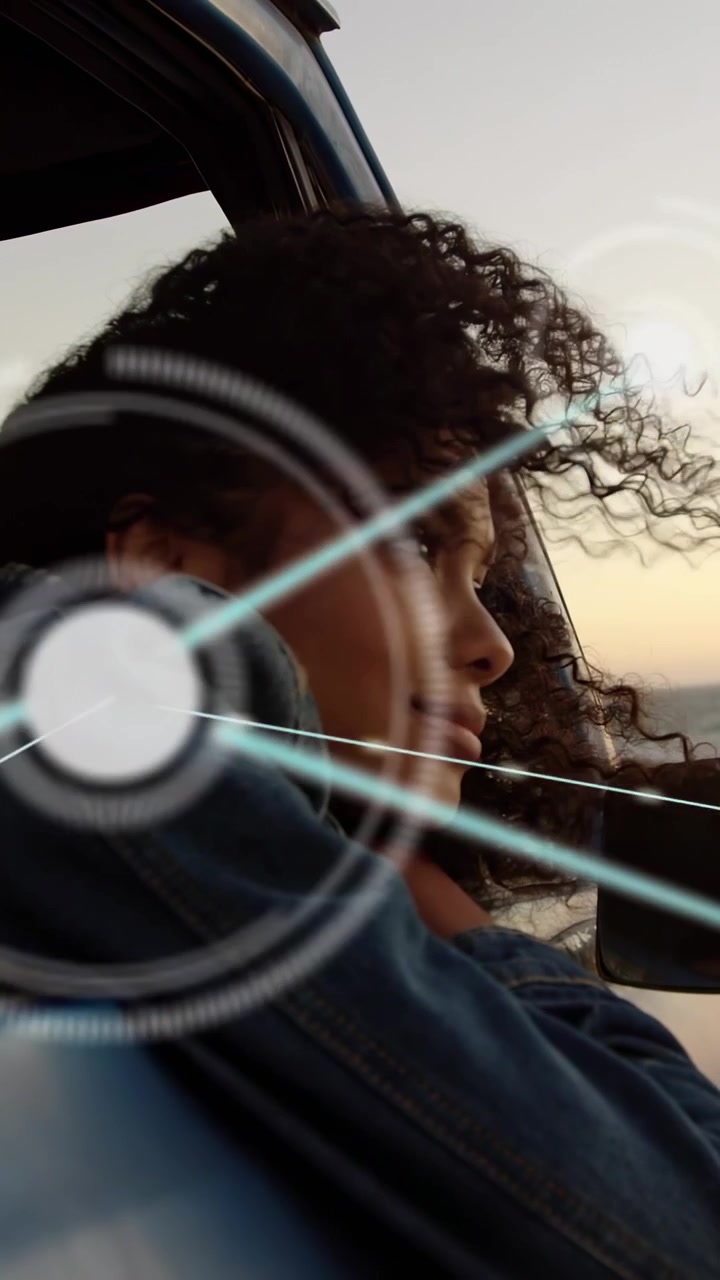 Video verticale: Donna che si appoggia a una porta, brezza che le solleva i capelli, nodi HUD che crescono intorno al viso, demo tecnologica