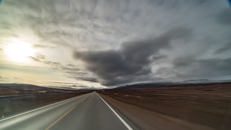 Un-Paseo-En-Coche-Por-La-Meseta-En-El-Círculo-Polar-ártico-En-Noruega