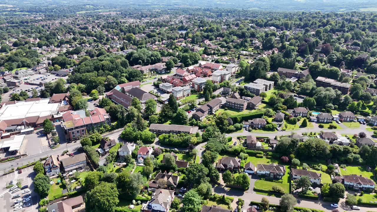 Drone in ascesa, vista aerea della città di Crowborough nel Kent, Regno Unito