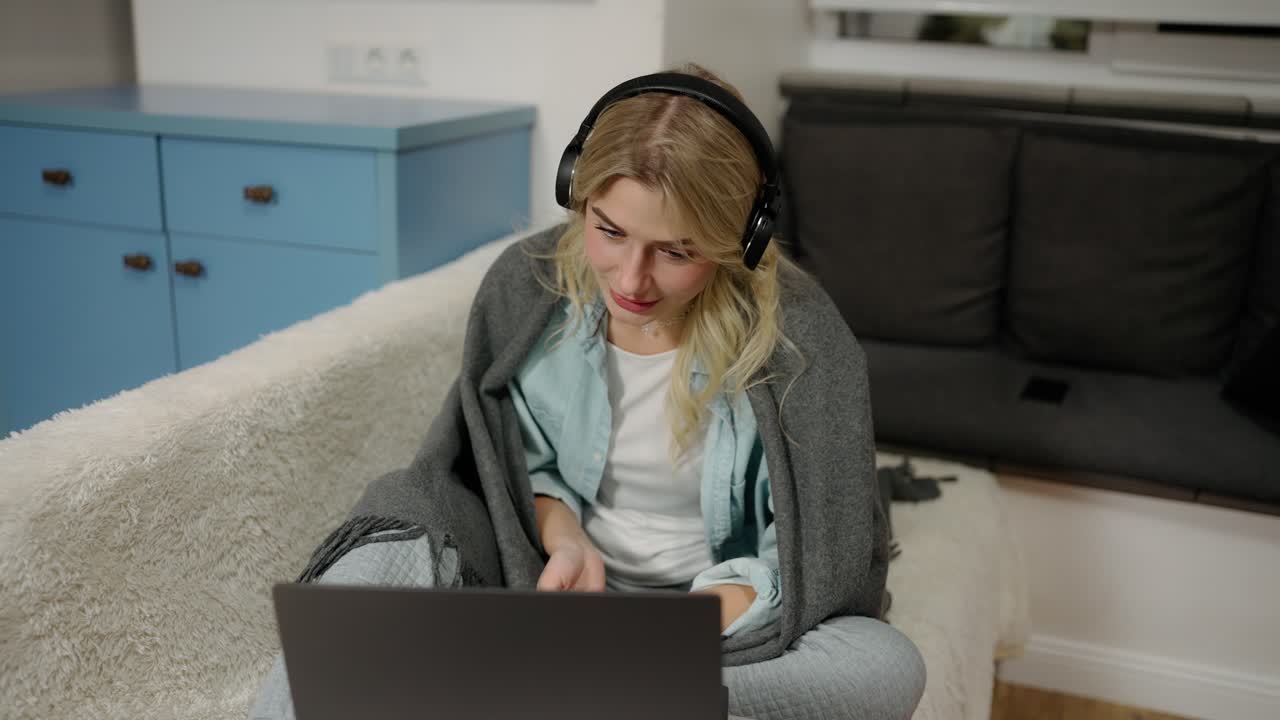 mujer que lleva a cabo un seminario web en línea en una computadora portátil, trabajo remoto o aprendizaje a distancia social desde casa