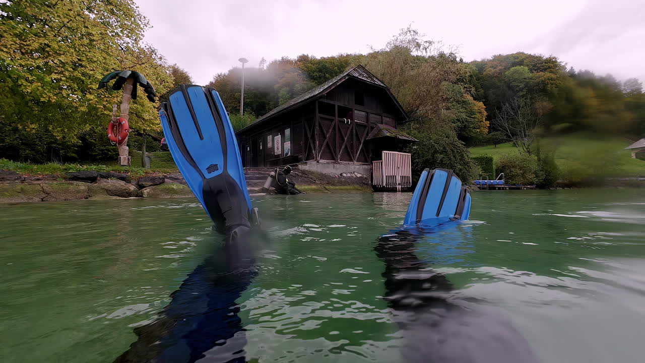 라트비아의 은 호수에서 다이버