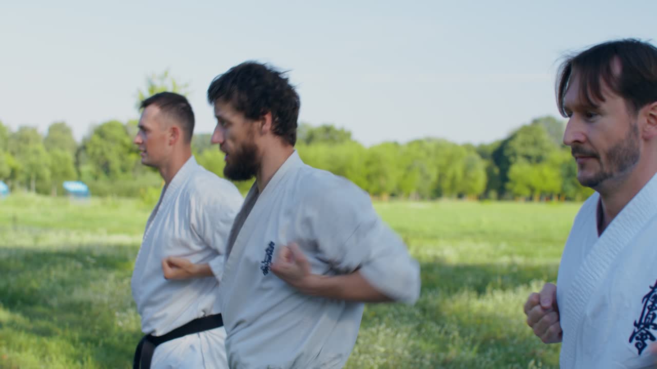 Sessione di allenamento di karate all'aperto