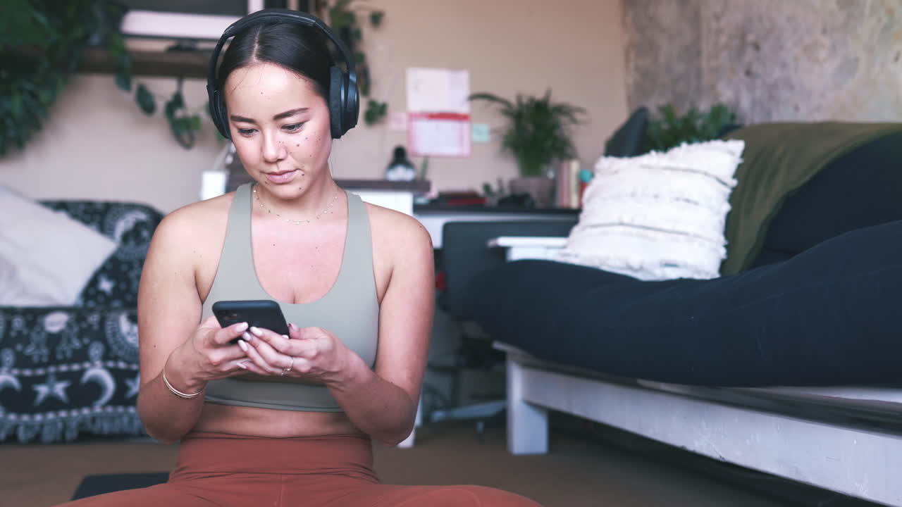 una mujer con auriculares