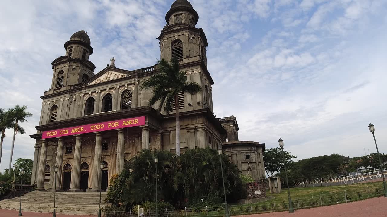 pov caminando orbita la antigua catedral de managua en la ciudad capital de nicaragua