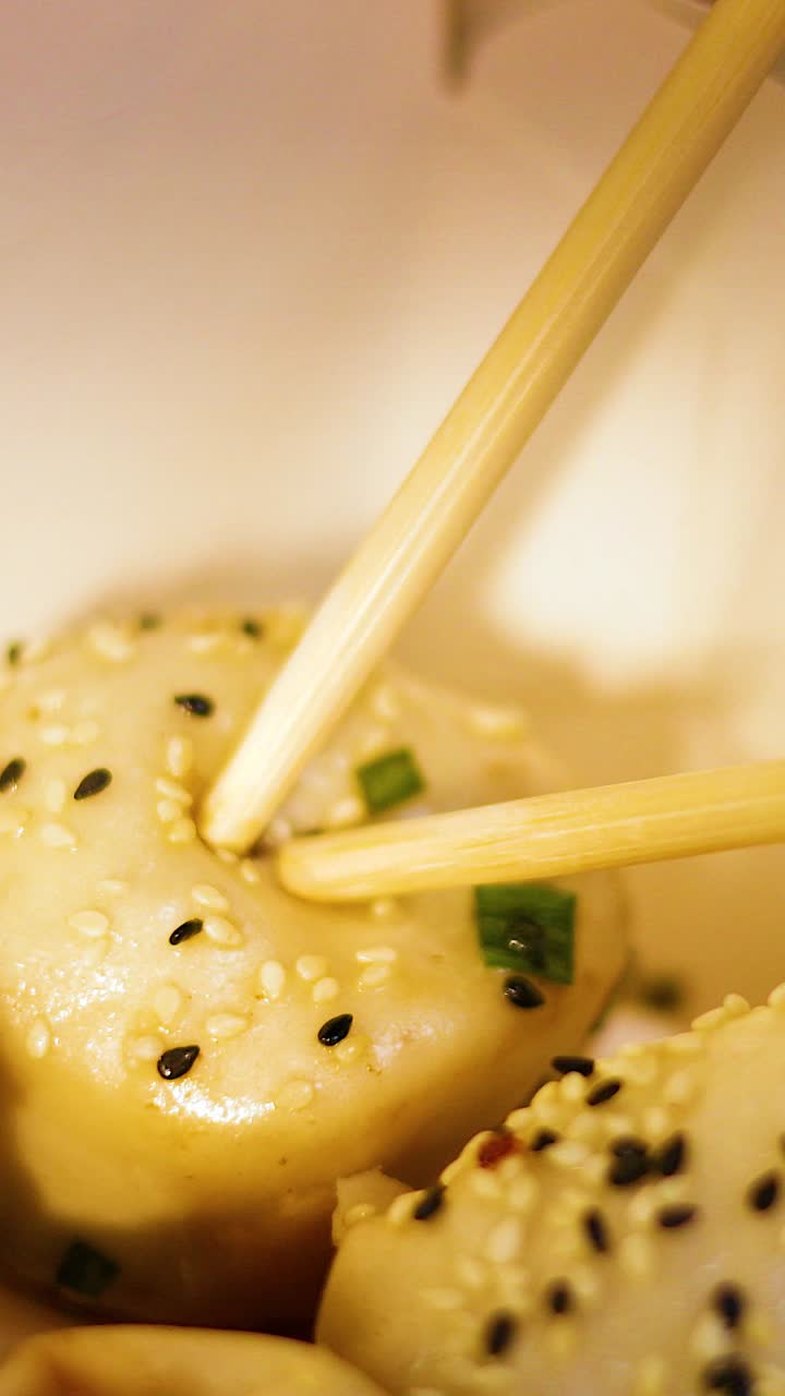 palillos para comer recogiendo deliciosos panes fritos