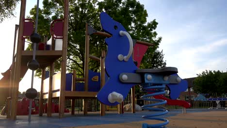 niños de colores brillantes juegan en el suelo