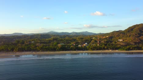 Luftaufnahme-über-Dem-Strand-Und-Der-Stadt-Von-Samara-In-Der-Provinz-Guanacaste,-Costa-Rica