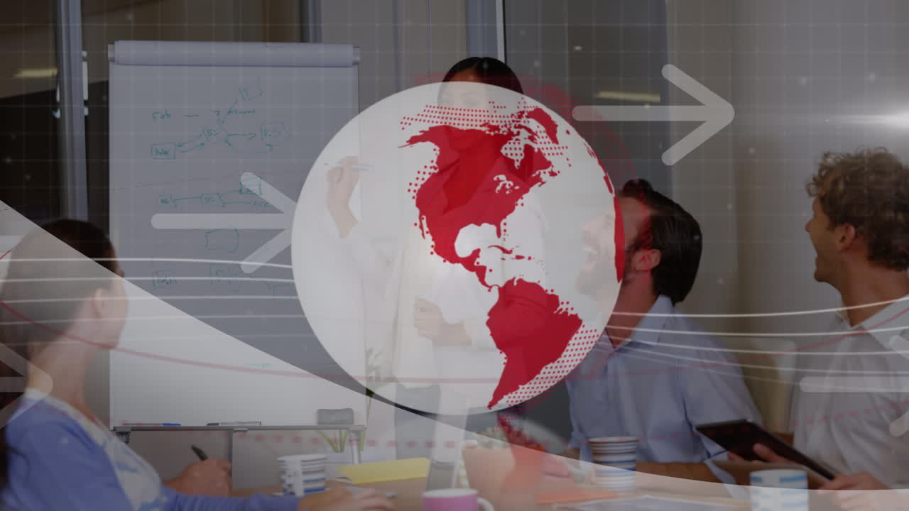 동료들에게 보고서를 설명하는 다양한 여성 관리자에 대한 지구와 화살표의 애니메이션