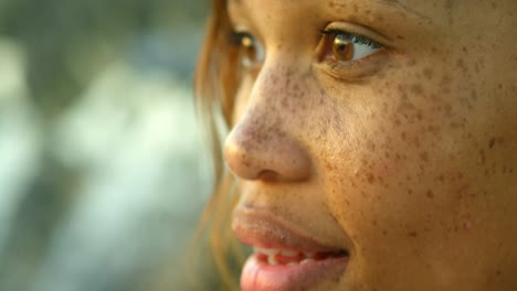 mujer relajándose en la playa 4k