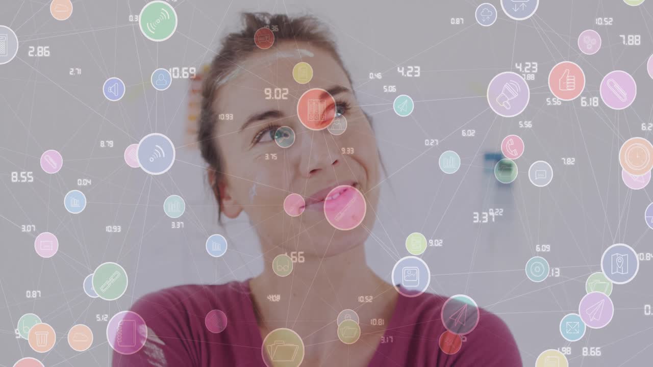 카메라에 미소 짓는 백인 여성 위의 아이콘과 연결 네트워크의 애니메이션