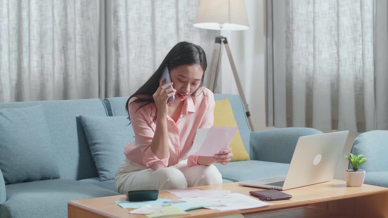 집에서 청구서를 지불하는 여자