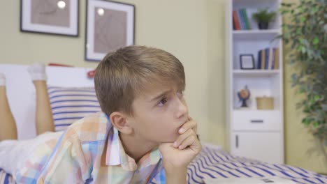 Niño-Pensativo-En-Su-Cama.-Estudiar.