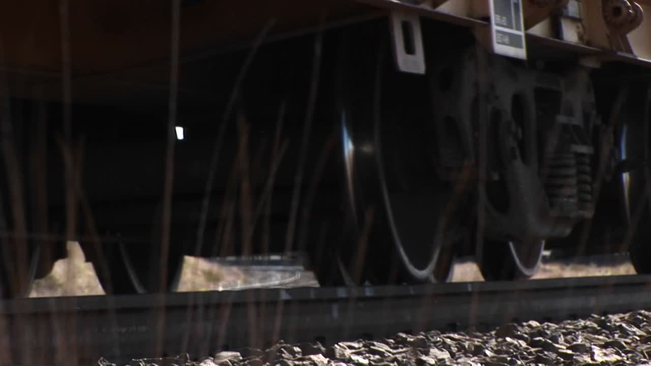 un tren de carga pasa desde un ángulo bajo