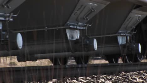 un tren de carga pasa desde un ángulo bajo