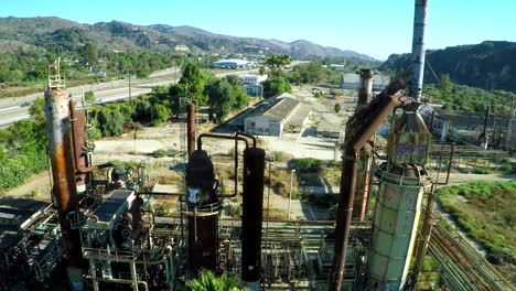 Antena-Sobre-Una-Refinería-De-Petróleo-Abandonada-1