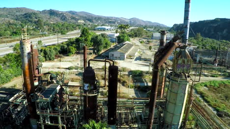 antena sobre una refinería de petróleo abandonada 1