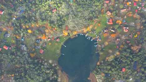 vista aérea de arriba hacia abajo del lago otoñal cerca de estocolmo, destino sueco disparado por un dron