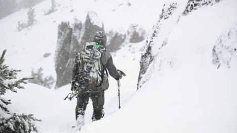 Tiro-Con-Arco-Caza-De-Alces-En-La-Nieve-En-Montana-En-Octubre-Durante-Una-Tormenta-De-Nieve