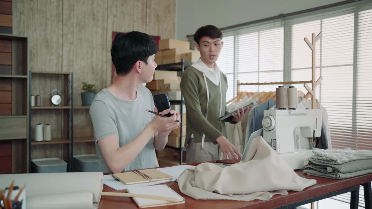 젊은 똑똑한 아시아 lgbti 남성들이 함께 일합니다. 파트너십, 소규모 사업 시작 디자이너, 의류 사업 상점 소유자, 프리랜서 집이나 사무실 스튜디오에서 일, 비즈니스 우정 파트너.