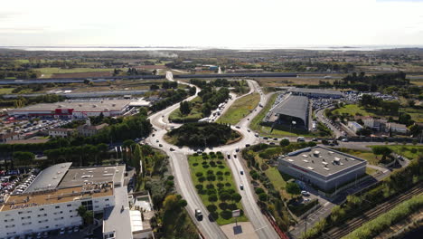 Montpellier-Fahrbahn-Von-Oben,-Wobei-Verkehr-Und-Grünflächen-Hervorgehoben-Werden.