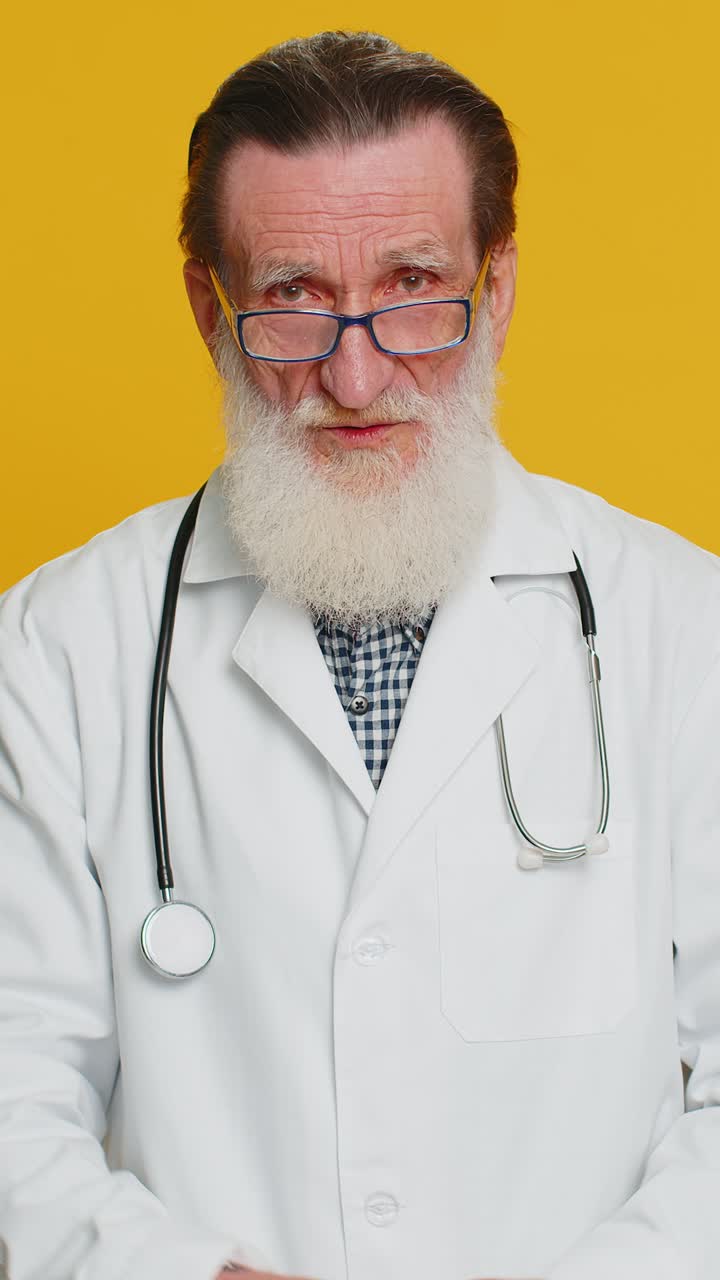 Üzgün doktor adam umutsuzluk sinir krizi kötü talihsizlik depresyon şanssız haber başarısızlığı yaşıyor
