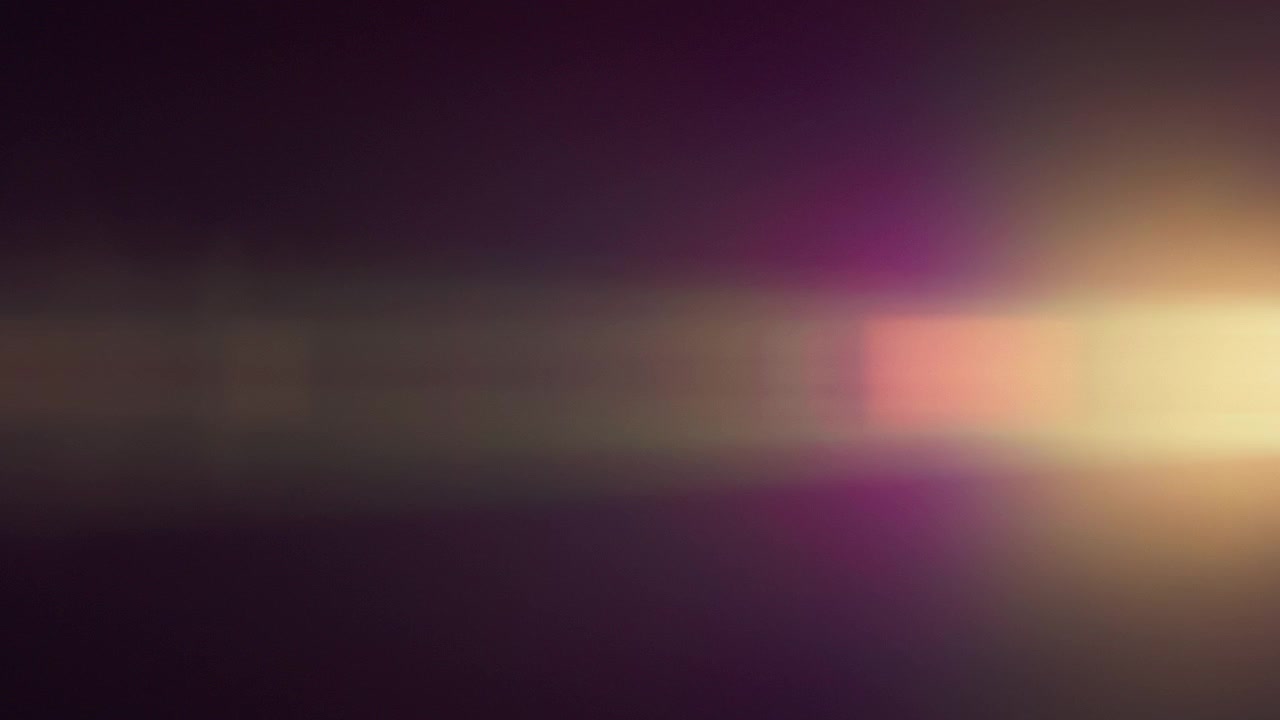 Lilla anamorfiske lens flares toner ud i mørk baggrund