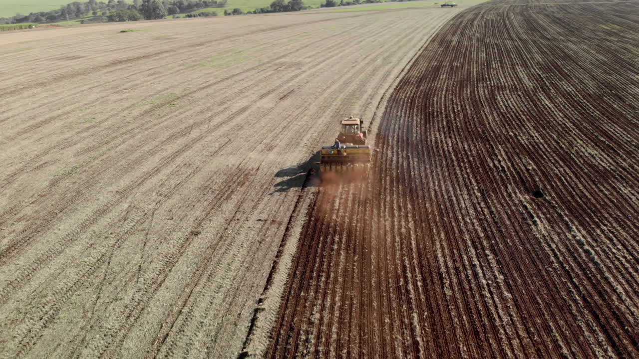 toma de vista aérea de un agricultor en la siembra de tractores, sembrando cultivos agrícolas en el campo