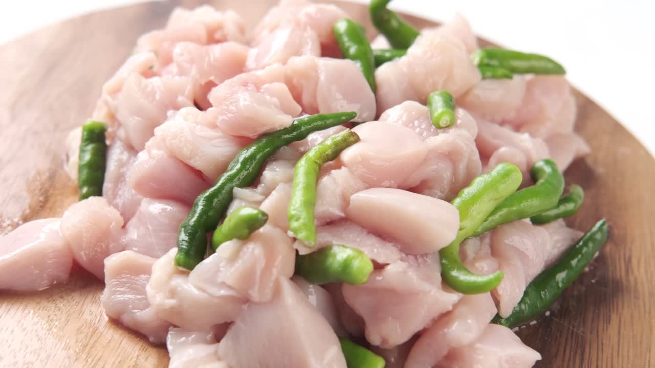 pecho de pollo crudo picado con chiles verdes