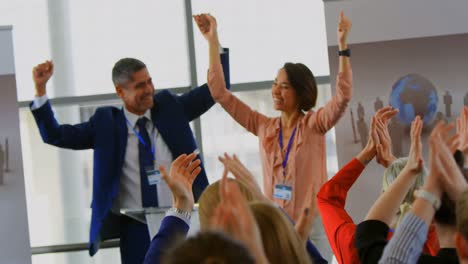 empresarios celebrando su éxito en el seminario de negocios 4k
