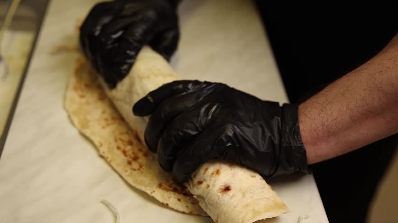 Préparation d’un wrap de shawarma