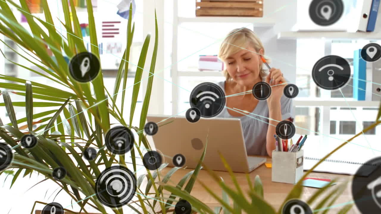 사무실에서 백인 사업가 여성에 대한 wi-fi 아이콘으로 연결 네트워크의 애니메이션