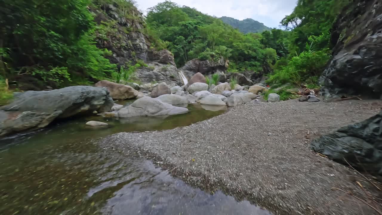 fpv aéreo filmado a través de un desfiladero, en el bosque tropical de peravia, república dominicana